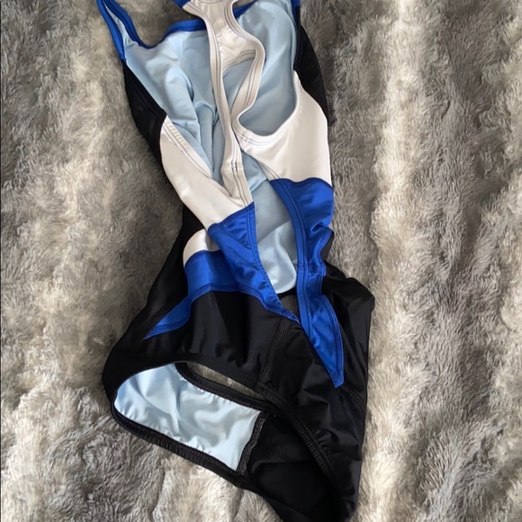 ✨𝙽𝚒𝚔𝚎 𝚂𝚠𝚒𝚖 𝚜𝚞𝚒𝚝✨ - Picture 4 of 5